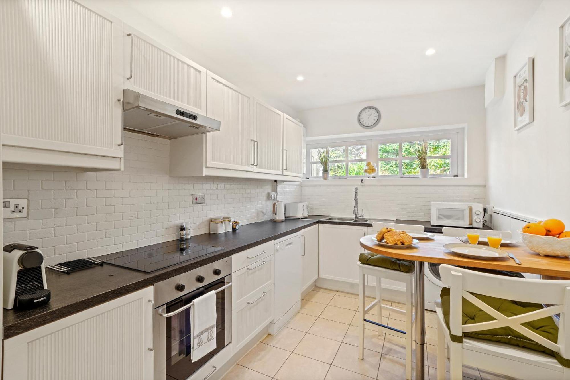 3 Bedroom Mews Home - Clapham Common - Free Private Parking - Sleeps 5 - Newly Refurbished - Sweetpea & Pillow Properties لندن المظهر الخارجي الصورة