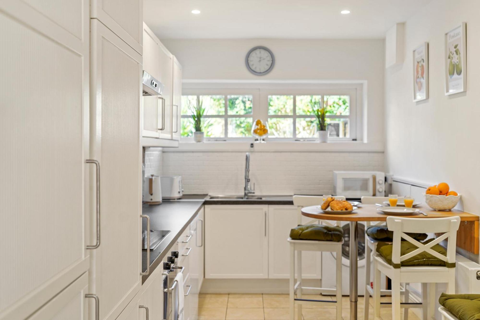 3 Bedroom Mews Home - Clapham Common - Free Private Parking - Sleeps 5 - Newly Refurbished - Sweetpea & Pillow Properties لندن المظهر الخارجي الصورة