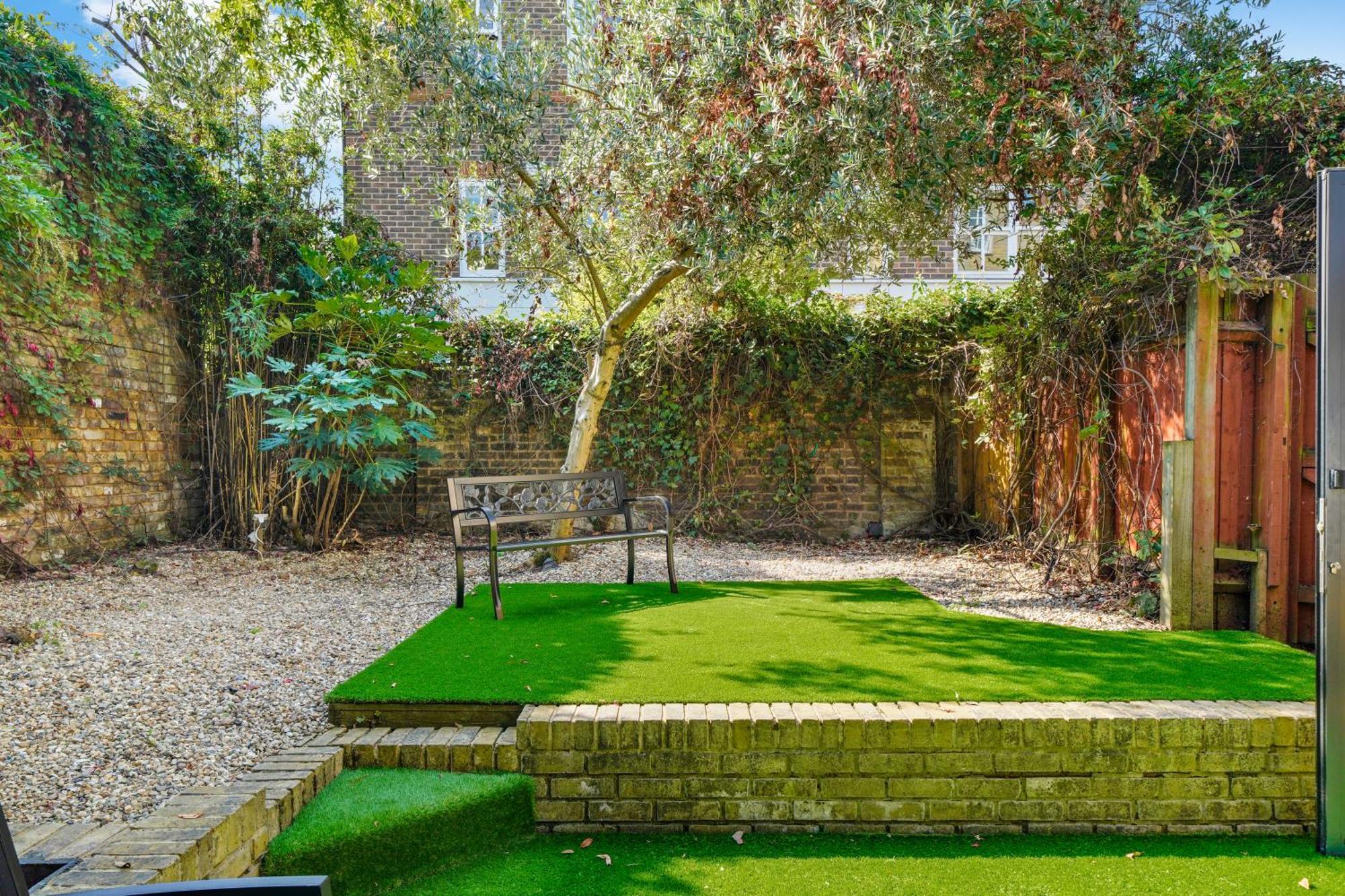 3 Bedroom Mews Home - Clapham Common - Free Private Parking - Sleeps 5 - Newly Refurbished - Sweetpea & Pillow Properties لندن المظهر الخارجي الصورة
