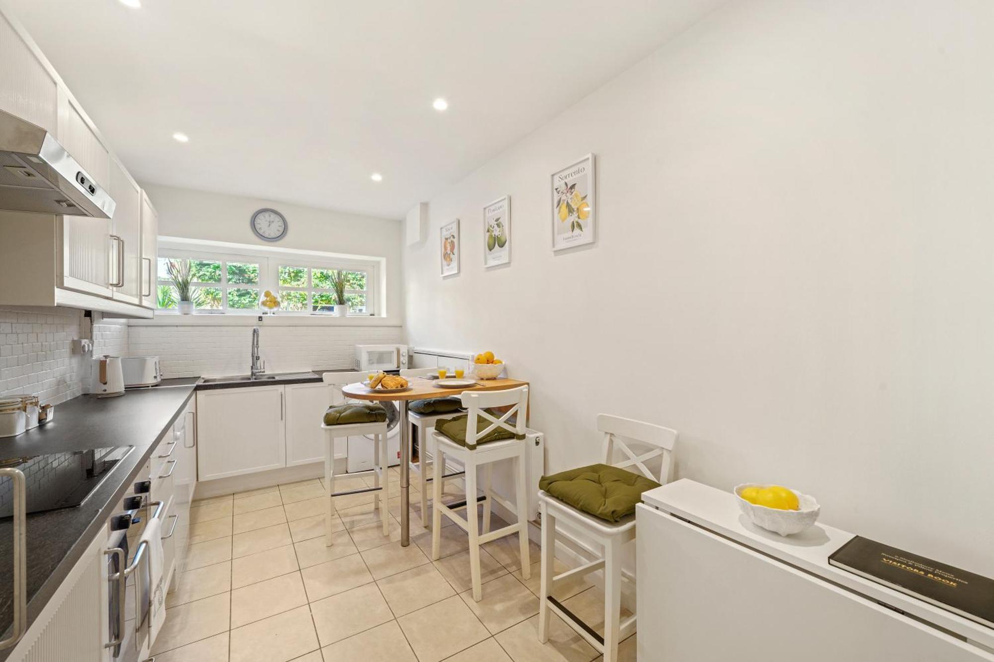 3 Bedroom Mews Home - Clapham Common - Free Private Parking - Sleeps 5 - Newly Refurbished - Sweetpea & Pillow Properties لندن المظهر الخارجي الصورة