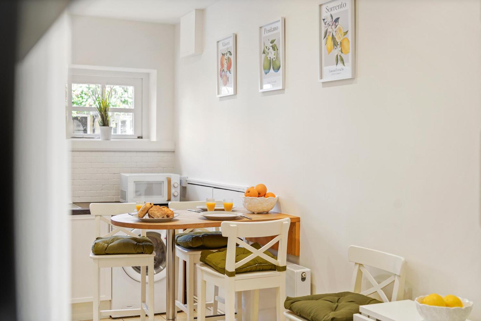3 Bedroom Mews Home - Clapham Common - Free Private Parking - Sleeps 5 - Newly Refurbished - Sweetpea & Pillow Properties لندن المظهر الخارجي الصورة