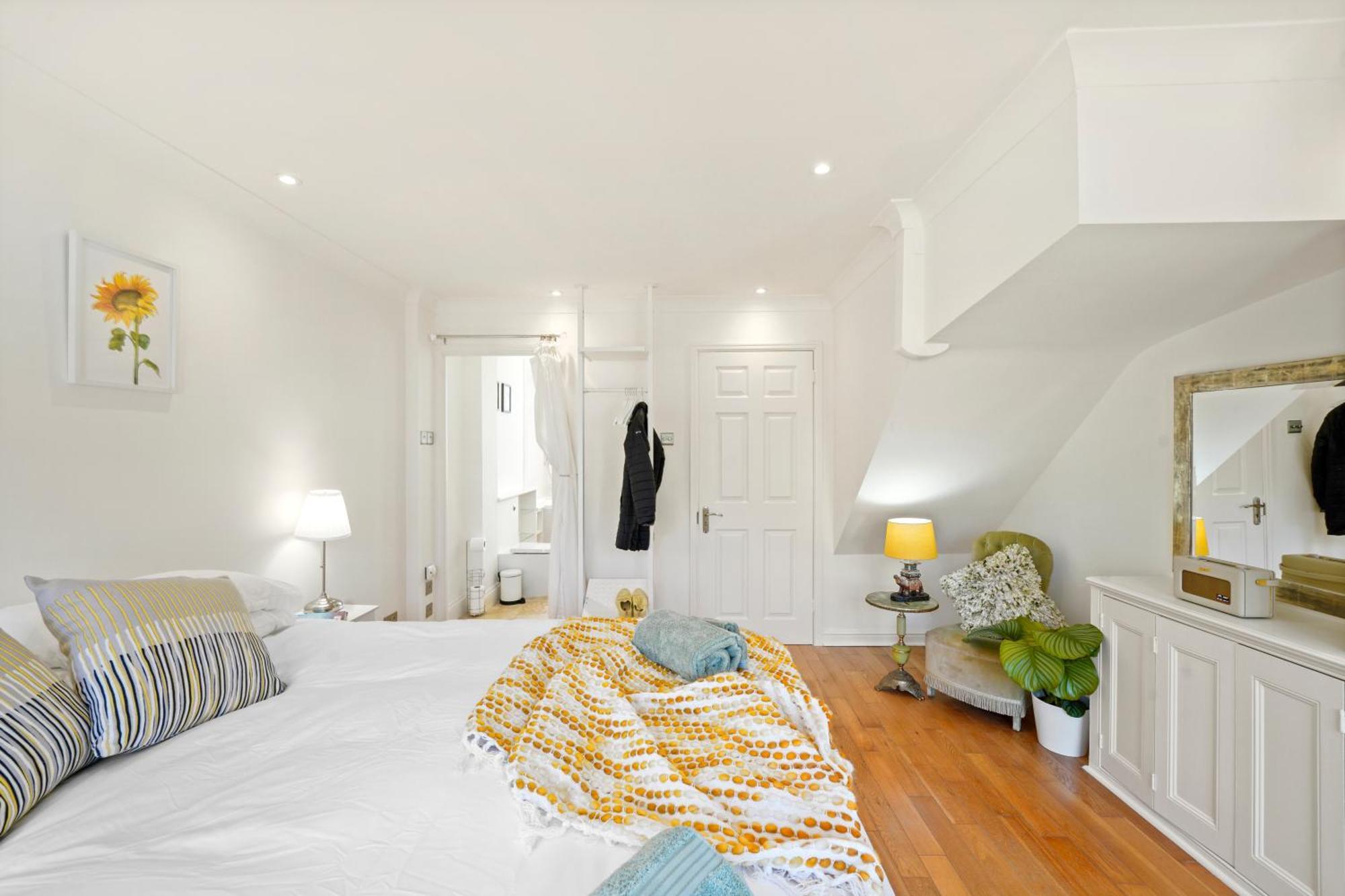 3 Bedroom Mews Home - Clapham Common - Free Private Parking - Sleeps 5 - Newly Refurbished - Sweetpea & Pillow Properties لندن المظهر الخارجي الصورة